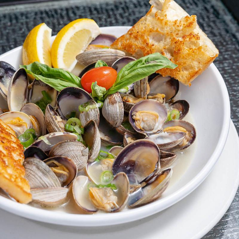 Steamed clams with garlic bread